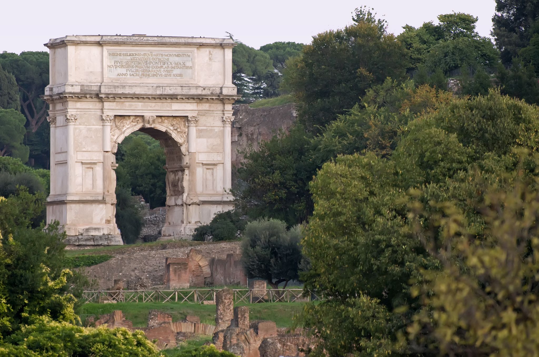 Форум арка. Арка Тита. Триумфальная арка Октавиана августа. Арка Тита на римском форуме. Арка Тита в Риме.