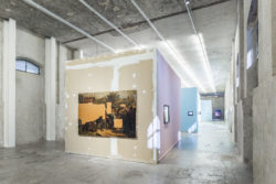 Un'immagine degli interni della mostra "L'image volée" alla Fondazione Prada